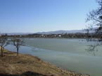 Stav hladiny 20.03.2012 - pohad z juhozpadnho rohu jazera Novky smerom do centra mesta Novky